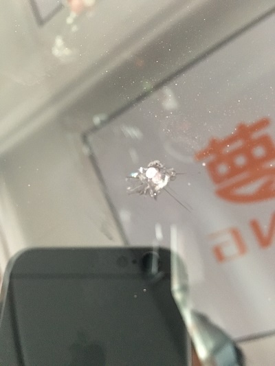 保時(shí)捷擋風(fēng)玻璃修復(fù)前.jpg
